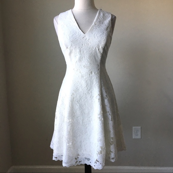 White sleeveless lace fit and flare dress - Picture 6 of 6
